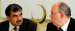 Die Evangelische Kirche und der Koordinationsrat der Muslime sind im Gespräch: Ali Kizilkaya (l), Sprecher des Koordinationsrates, und Nikolaus Schneider (r), Ratsvorsitzender der EKD (Foto: pa/dpa/Henning Kaiser)