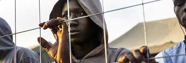 Große Hoffnung auf die Hilfe Europas: Afrikanische Flüchtlinge am Zaun der spanischen Enklave Melilla. Doch die EU-Staaten lehnen es bislang ab, das bisherige System zu verändern und die Einreise in die EU zu erleichtern.  (Foto: pa/AP/Palacios)