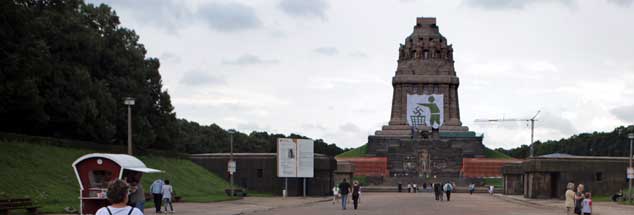 »Öffentliche Plätze nicht in Nazi-Hand«: Aktion am Völkerschlachtdenkmal in Leipzig (Foto: pa/zb/Woitas) 