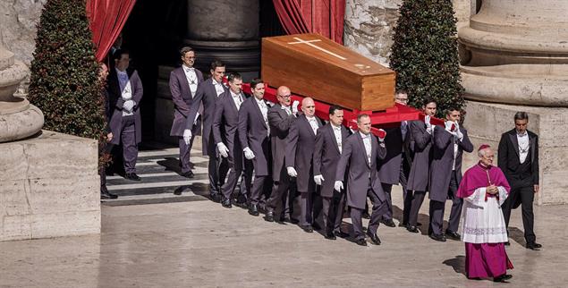 Noch einmal auf den geliebten Petersplatz: Sargträger bei der Prozession aus dem Petersdom (Foto: Pablo Esparza/CNS photo/KNA)