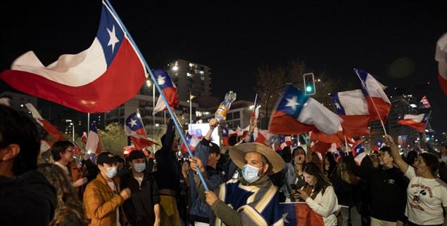 Zurückgewiesen: Gegner des Verfassungsentwurfs feiern in Santiago de Chile (Foto: PA/Epa/Alberto Valdes)
