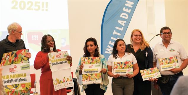 Vertritt die Interessen der Weltläden: Gifty Rosetta Amo Antwi (zweite von links) mit Gästen. (Foto: Daniela Ordowski)