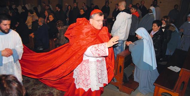 Lange Schleppe, edle Spitze: Kardinal Raymond Leo Burke
