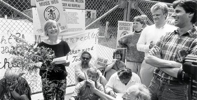 Immer engagiert: Dorothee Sölle bei einer Blockade des US-Waffenlagers in Fischbach in der Pfalz 1988 (Foto: EPD / Reinhard Krause)
