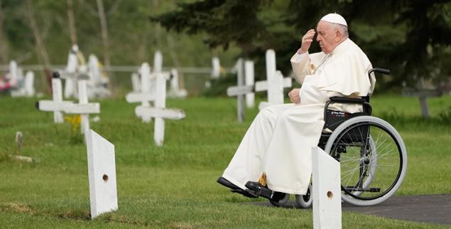 Auf »Bußreise«: Papst Franziskus betet auf dem Friedhof der Ermineskin Cree Nation in Maskwacis(Foto: PA/ZUMPRESS/Nathan Denette)