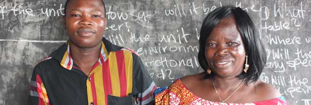 Bildung für die Kinder im Slum: Paulina Nlando (rechts) leitet die »Queensland School«, die 300 Kinder besuchen, ihr Sohn Paul Naja unterrichtet dort, beginnt aber bald ein Lehramtsstudium (Foto: Lerch)