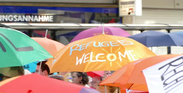 Schutzschirme für Geflüchtete: Der Regenschirm-Marsch in Mainz – auch »Marche des parapluies« genannt, will deutlich machen, wie viele Menschen für das Grundrecht auf Asyl eintreten. (Foto: civi kune RLP)