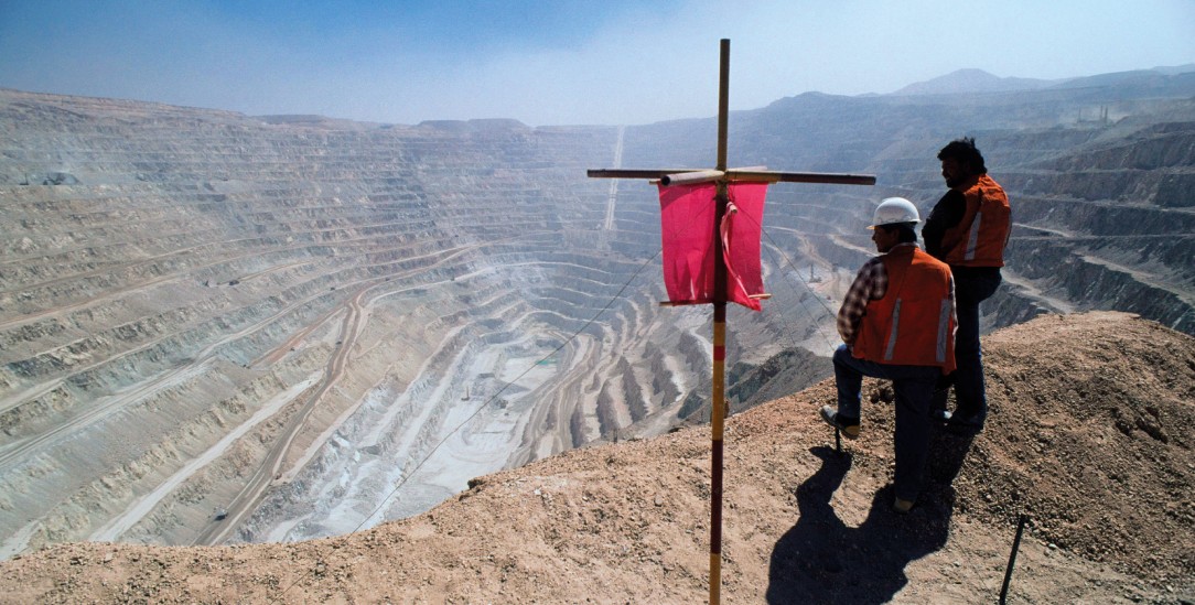 Für Elektro-Autos wird anderswo die Natur vergiftet und CO2 emittiert: Chuquicamata, die größte Kupfermine der Welt in Chile. (Foto: PA/imageBROKER/Jochen Tack)