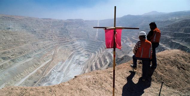 Für Elektro-Autos wird anderswo die Natur vergiftet und CO2 emittiert: Chuquicamata, die größte Kupfermine der Welt in Chile. (Foto: PA/imageBROKER/Jochen Tack)