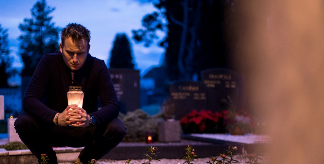 Am Grab eines lieben Menschen: Was bleibt? ....(Foto: Getty Images/Matic Grmek)
