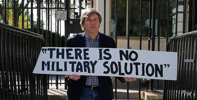 John Dear blokiert einen Eingang zum Weißen Haus in Washington und wird kurze Zeit später festgenommen, wegen ähnlicher Aktionen war er schon in zahlreichen US-amerikanischen Gefängnissen eingesperrt. Mit zivilem Ungehorsam setzt er sich für eine Welt ohne Atomwaffen, ohne Armut und ohne Gewalt ein (Foto: Downing/Reuters) John Dear blokiert einen Eingang zum Weißen Haus in Washington und wird kurze Zeit später festgenommen, wegen ähnlicher Aktionen war er schon in zahlreichen US-amerikanischen Gefängnissen eingesperrt. Mit zivilem Ungehorsam setzt er sich für eine Welt ohne Atomwaffen, ohne Armut und ohne Gewalt ein (Foto: Downing/Reuters)