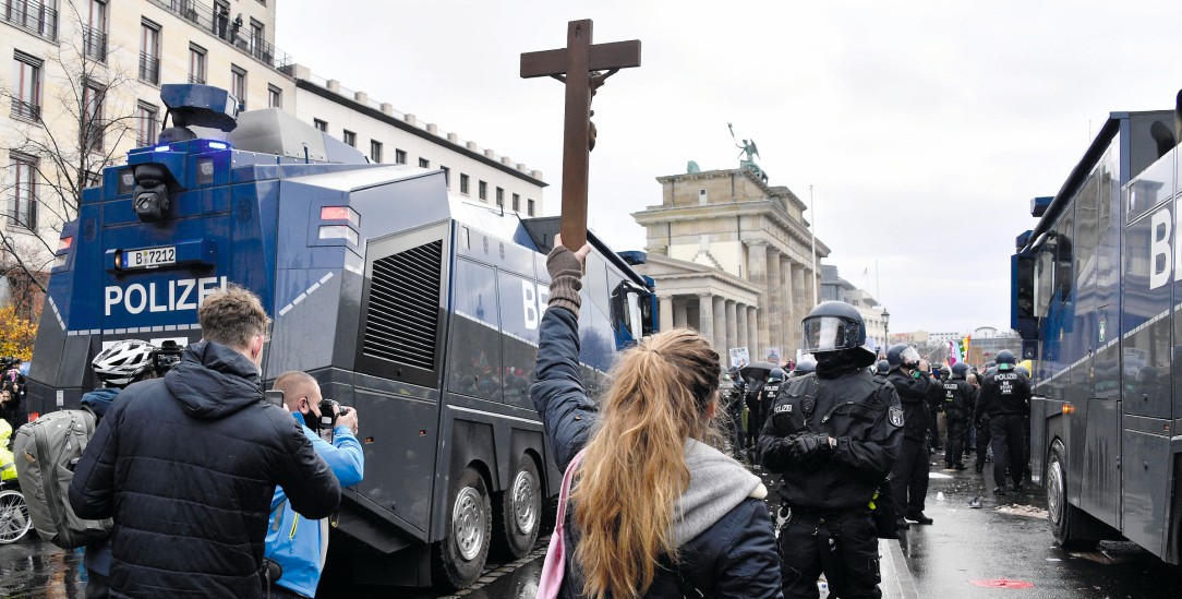 Demonstration in Berlin: Mit dem Kreuz gegen Hygieneregeln (Foto:Frederic Kern / imago) 