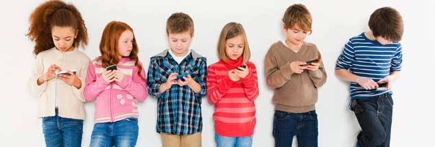 Schon für viele Kinder ist der Umgang mit Handys Alltag, doch es ist nicht klar, ob die Strahlenbelastung über einen langen Zeitraum zu Gesundheitsschäden führen kann (Foto: pa/Image source/ Pangbourne)