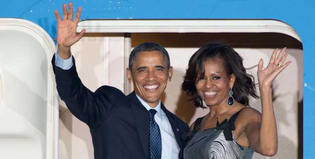 Tschüss, Berlin! Barack Obama und Gattin Michelle winken zum Abschied aus der offenen Flugzeugtür am Flughafen Tegel. (Foto: pa/Gambarini)
