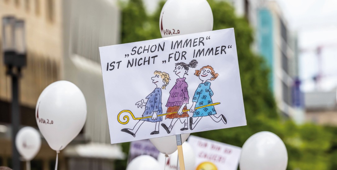 Hartnäckig bleiben: Frauen fordern die Priesterinnenweihe, Bischöfe raten zum Erwartungsmanagement (Foto: IMAGO/Arnulf Hettrich)