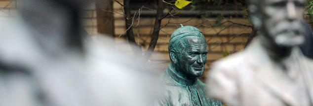 Büste Johannes Paul II. im Garten der russischen Staatsbibliothek "Margarita Rudomino" für ausländische Literatur: Der polnische Papst glänzte bereits in Jugendjahren durch vielseitige Begabung, literarischen Esprit und Charisma. Aus seiner Feder stammen Erzählungen und Theaterstücke, er selbst trat in Studienzeiten mehrfach als Schauspieler auf die Bühne. Sein breites Wissen in vielen wissenschaftlichen Disziplinen verhalf ihm jedoch nicht zur Überwindung seines "blinden Flecks". Die Kirche war ihm so heilig, dass er deren Kritiker weder verstand noch akzeptierte. (Foto: pa/dpa/itar-tass/Alexandra Mudrats)