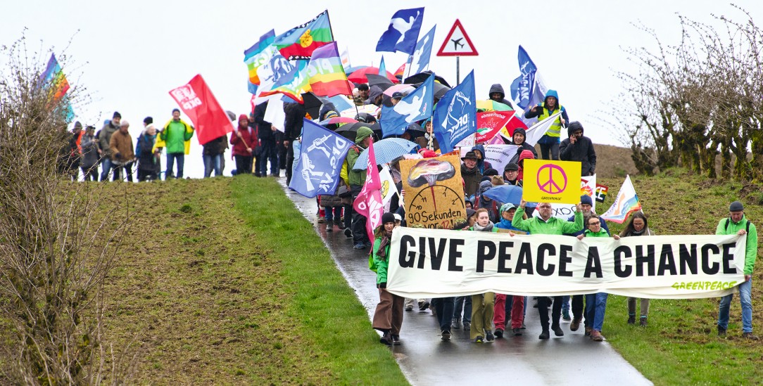 Friedenstüchtig: Ostermarsch-Teilnehmende 2024 am Fliegerhorst Büchel (Foto: PA / DPA / Thomas Frey)