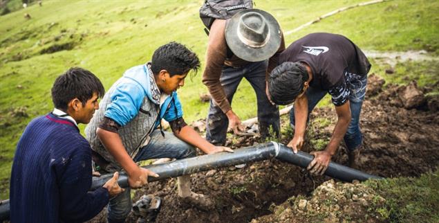 Für bessere Ernten: Männer verlegen Wasserrohre, um ihre Felder im bolivianischen Hochland zu bewässern (Foto: Centro cultural Ayopaya)