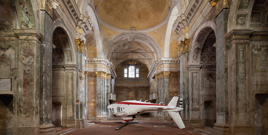 Memento mori: Die Künstlerin Paola Pivi hat den Helikopter des Typs Agusta 109 in einer Kirche in Cremona aufgebahrt. (Foto: © Attilio Maranzano)