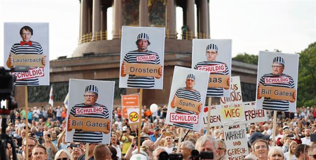 Demonstranten in Berlin klagen Politiker und Virologen an (Foto: PA/Geissler Photopress/Christoph Hardt)