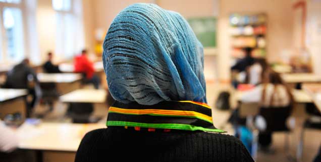 Ende eines faktischen Berufsverbots: Das Bundesverfassungsgericht erlaubt muslimischen Lehrerinnen nun das Tragen eines Kopftuchs an der Schule. (Foto: pa/Thissen)