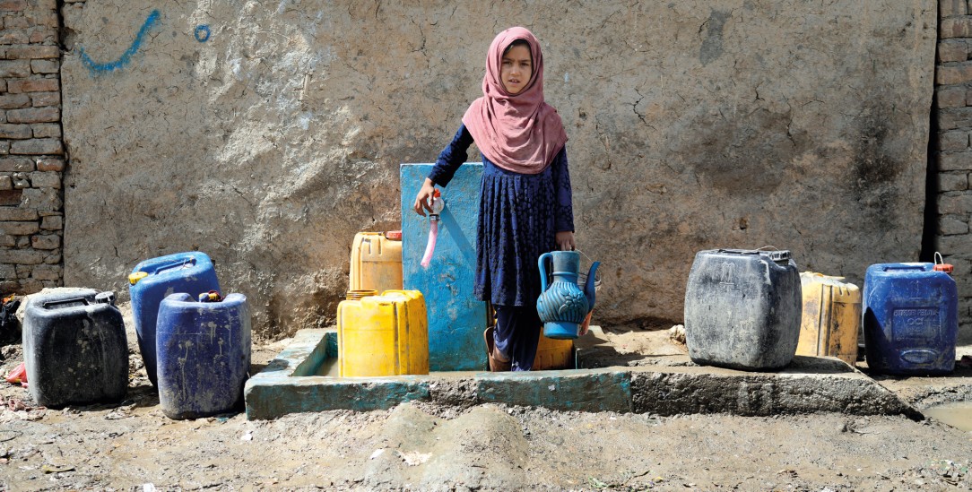 Zu Hause schuften statt Schulbildung: Ein Mädchen an einer öffentlichen Wasserpumpe in Kabul (Foto: PA/AP/Ebrahim Noroozi).