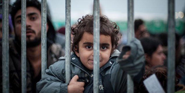 Tausende Flüchtlinge warten in Idomeni, am Grenzübergang von Griechenland nach Mazedonien, auf ihre Weiterreise gen Norden. Mindestens vierzig Prozent von ihnen sind Kinder (Foto: pa/abaca/Romano Ivan).