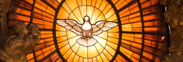 Fenster mit der Heilig-Geist-Darstellung im Petersdom: Gut die Hälfte der Menschen in Deutschland weiß heute nicht mehr, was an Pfingsten gefeiert wird. Modern übersetzt könnte man sagen, Pfingsten bedeutet, für etwas, an das man glaubt und dass einem wichtig ist, zu brennen (Foto. pa/Kappeler)