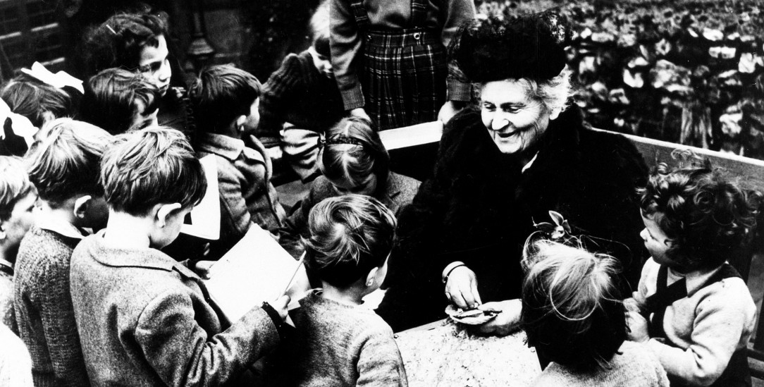 Als kinderliebe Pädagogin verkitscht? Die Erziehungswissenschaftlerin Sabine Seichter meint, Montessori habe sich vor allem zur Imagepflege gern mit Kindern fotografieren lassen, wie auf diesem Bild, das in den 1940er Jahren in einer englischen Montessori-Schule entstand. (Foto: pa/ap)
