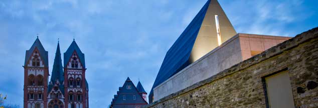 Der Dom zu Limburg: Ein verwundetes Bistum versucht den Blick nach vorn. (Foto: pa/ Rumpenhorst)