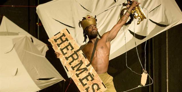 Kongolesische Rumba: In Nora Chipaumires Choreografie geht es um Identität (Foto: Tanz im August/Ian Douglas)