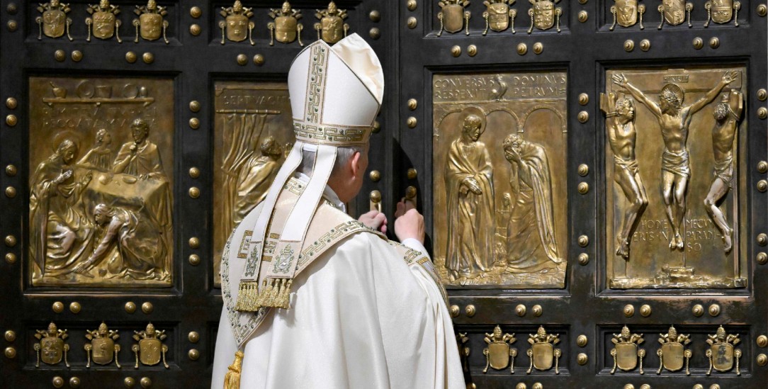 Die Pforte zu und alle Hoffnung offen: Papst Leo XIV. schließt das Heilige Tor zum Petersdom in Rom. (Foto: picture alliance / ANSA) Die Pforte zu und alle Hoffnung offen: Papst Leo XIV. schließt das Heilige Tor zum Petersdom in Rom. (Foto: picture alliance / ANSA)