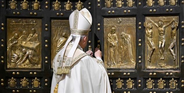 Die Pforte zu und alle Hoffnung offen: Papst Leo XIV. schließt das Heilige Tor zum Petersdom in Rom. (Foto: picture alliance / ANSA)