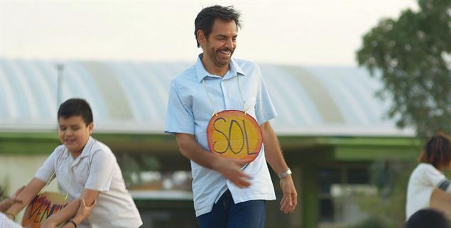 Verabschiedet sich vom Frontalunterricht: Lehrer Sergio hat mit ungewöhnlichen Unterrichtsmethoden mehr Erfolg. Ein Lichtblick für seine Schüler (Foto: © AscotEliteEntertainment)