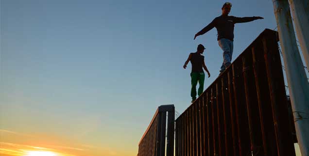 Blick ins »Gelobte Land«: Migranten auf der Grenzmauer zwischen USA und Mexiko in Tijuana. (Foto: pa/AP/Bull)