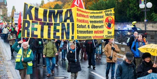 Für mehr Klimaschutz demonstrierte das Bündnis No Clima-Change in Bonn, es forderte ein weltweites Ende von Kohleverbrennung und Fracking (Foto: pa/Zumbusch)