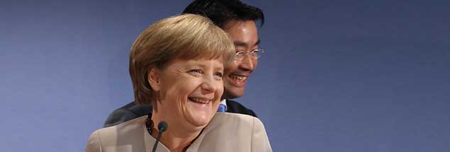 Das Dream Team der Reichen, glücklich über den geschönten Armutsbericht: Bundeskanzlerin Angela Merkel, Wirtschaftsminister Philipp Rösler (Foto: pa/ Berg)