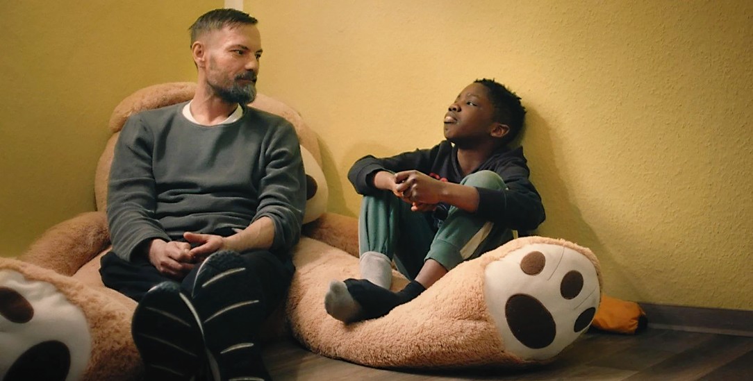 Zuhören und trösten: Kelvin vermisst seine Mama, die Erzieher geben derweil ihr Bestes (Foto: © Camino Filmverleih GmbH via filmstarts.de)