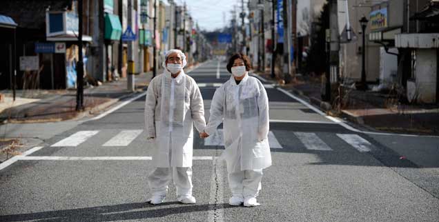 Menschen in der Ortschaft Namie, die in der evakuierten Zone der Region Fukushima liegt: Mehr als 100.000 Menschen verloren durch die Atom-Katastrophe ihre Heimat. (Foto: pa/Robichon)