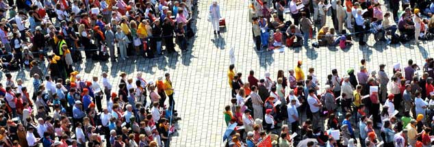 Weg frei für die Würdenträger? Das Kreuz mit den Bischöfen wollen viele Katholikinnen und Katholiken nicht mehr schultern - das hat der Katholikentag in Mannheim gezeigt.  (Foto: kna)