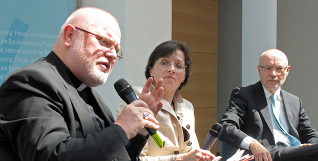 Kardinal Reinhard Marx (links) stellt den Impulstext der Bischöfe vor: Er diskutiert die Thesen unter Moderation von Birgit Wentzien in Berlin mit dem Juristen Udo Di Fabio (rechts)