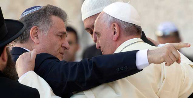 Umarmung, Zugewandtheit, echtes Interesse: Dafür steht Franziskus (rechts). Er  traf in Israel unter anderem Rabbi Abraham Skorka (links), einen Freund aus alten Zeiten, als Franziskus noch nicht Papst, sondern Kardinal in Argentinien ist. (Foto: Reuters/Andrew Medichini)