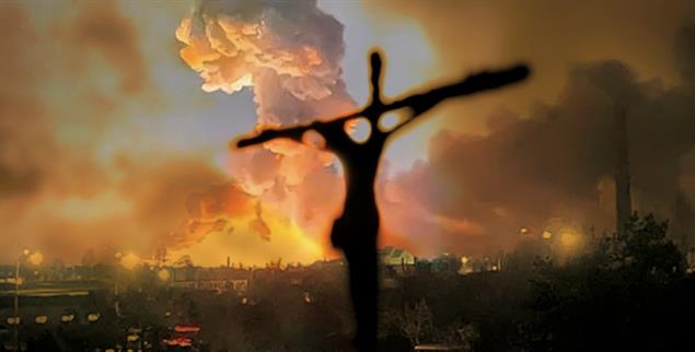 Karfreitag in Kiew. Unsere Fotomontage zeigt ein Kreuz im Vordergrund der bombardierten Stadt. (Fotomontage: pa/ Ukrainian President’s Office via ZUMA Press;Istockphoto/ lathuric)