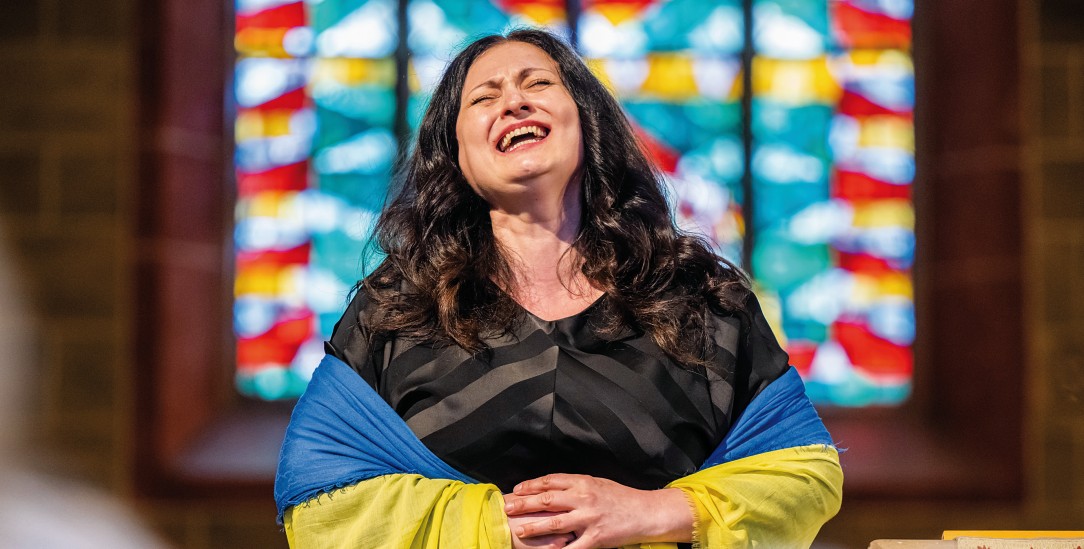 Gegen die Hilflosigkeit: Die ukrainische Sängerin Natalie Shtefunyk singt im Bremer Sankt Petri Dom (Foto: pa / dpa / Mohssen Assanimoghaddam)