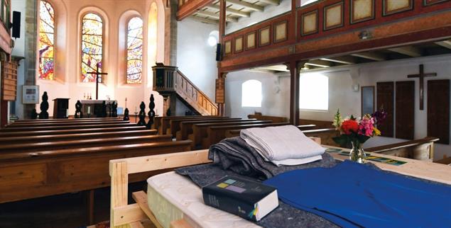 Bett und Bibel: Wer will, kann nachts den Vorhang zum Kirchenraum der Michaeliskirche zuziehen(Foto: PA/DPA/ZB/Jens Kalaene)