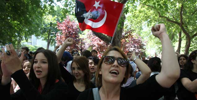 Taksim-Platz, Istanbul, in dieser Woche: Studentinnen und Studenten demonstrieren gegen Erdogans Politik. (Foto: pa/ap/Stavrakis)