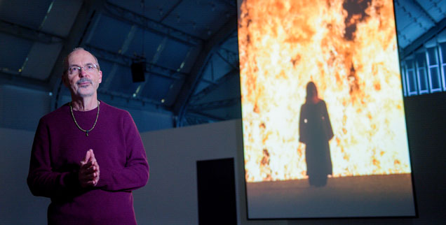 Video- und Installationskünstler Bill Viola (links) vor einem Flammenmeer: »Fire Woman« entstand für eine Inszenierung der Wagner-Oper »Tristan und Isolde«. Die Hamburger Ausstellung ist noch bis zum 10. September 2017 zu sehen. (Foto: pa/dpa/Axel Heimken)
