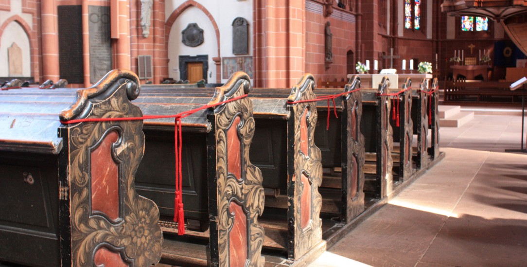 Gesperrte Kirchenbänke: Gottesdienst unter Corona-Auflagen, hier im Wetzlarer Dom (Foto: Lerch)