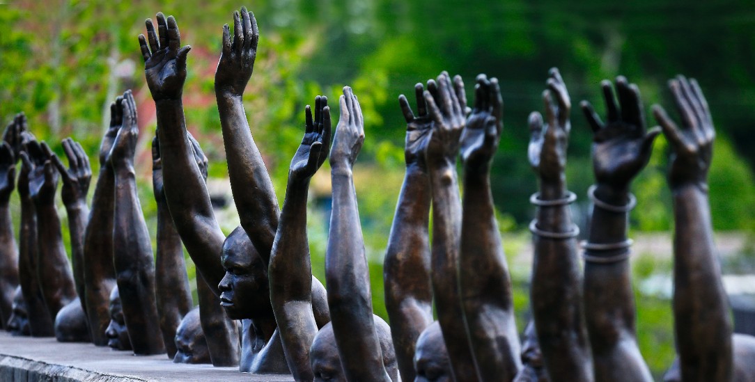 »Raise Up«: Das Foto zeigt einen Teil des »National Memorial for Justice and Peace« in Montgomery (USA), ein Denkmal zu Ehren der Tausenden von Menschen, die durch Lynching ermordet wurden. (Foto: pa/AP/Brynn Anderson)