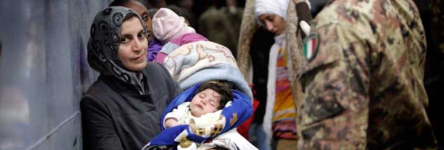 Flüchtlinge vor Lampedusa, gerettet auf hoher See im Oktober 2013, kurz nach der Tragödie mit mehr als 350 Toten: Der Flüchtlingsstrom reißt nicht ab. Lampedusa bleibt eine offene Wunde. (Foto: pa/Lami)